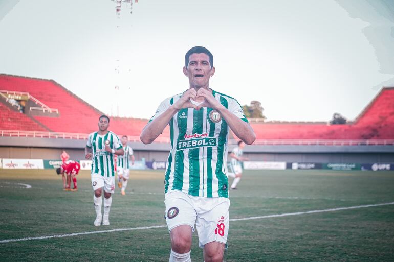 El atacante César Villagra celebra uno de los dos tantos que marcó ayer en la victoria ñuense en Ciudad del Este. (Foto: APF)