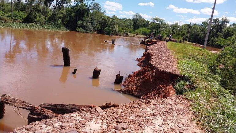 La fuerza de correntada del río Tebicuary en la zona de la Cordillera de San Rafael arrasó el puente de madera de la compañía Valle'i de Tavaí.