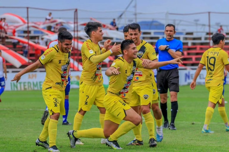 El delantero recoletano Lucas David González Gamarra festeja el gol de apertura en el marcador en el triunfo sobre Carapeguá. (Foto: APF)