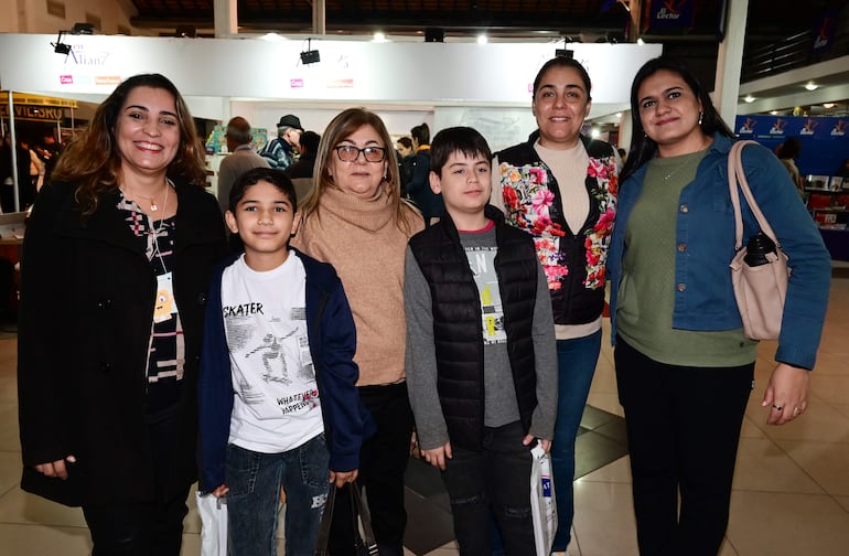 Jackelane Da Silva, Julio González, Justina Aveiro, Domingo del Puerto, Jessica Cubilla y Mariangel Burgel. 