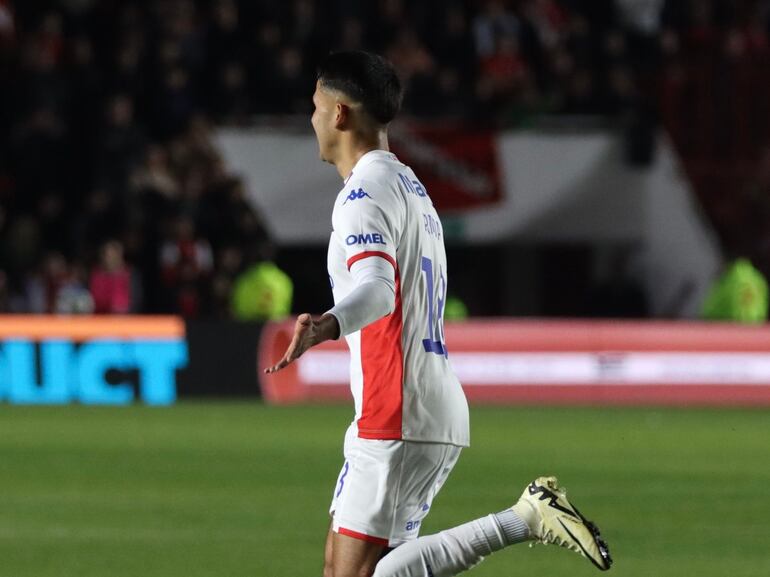 El paraguayo Blas Armoa, jugador de Tigre, celebra un gol en el partido frente a Argentinos Juniors por la sexta fecha de la Liga Profesional en el estadio Diego Armando Maradona, en Buenos Aires, Argentina.