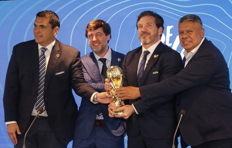 Robert Harrison (i), el presidente de la Asociación Paraguaya de Fútbol (APF), junto al presidente de la Asociación Uruguaya de Fútbol (AUF), Ignacio Alonso (i-2), el presidente de la Conmebol, Alejandro Domínguez (2-d) y el presidente de la Asociación Argentina de Fútbol (AFA), Claudio Tapia (d) durante una conferencia de prensa en Luque, Paraguay.