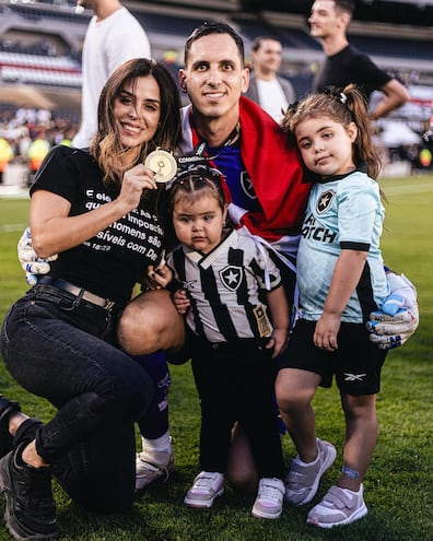 "Gatito" Fernández festejó con su esposa Silvia Santander y sus hijas Sophie y Rafaella la gran victoria que consagró campeón de la Libertadores a Botafogo.