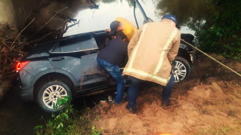 Médico de IPS pierde control de su camioneta y cae a un arroyo en el distrito Gral. Bernardino Caballero.