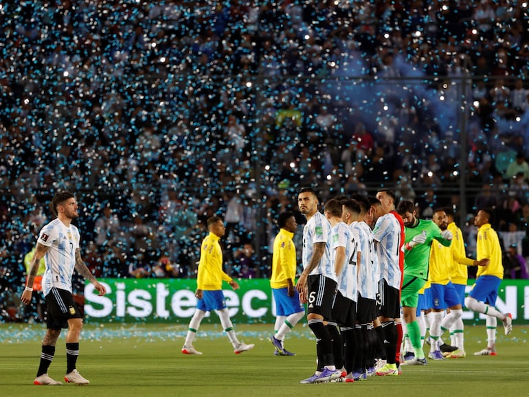 Jugadores de Argentina ingresan al campo en un partido frente a Brasil de las Eliminatorias Sudamericanas 2026 en el estadio San Juan del Bicentenario, en San Juan, Argentina. 
