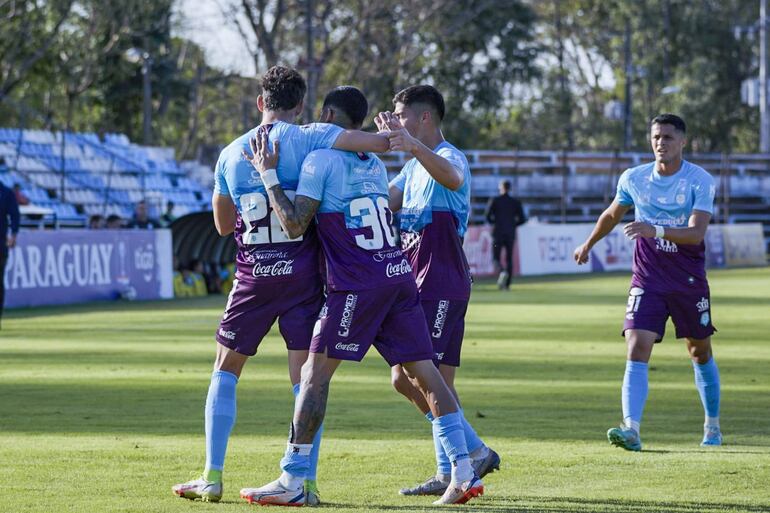 Guaireña goleó a 3 de Noviembre y pasó a octavos de final de la Copa Paraguay