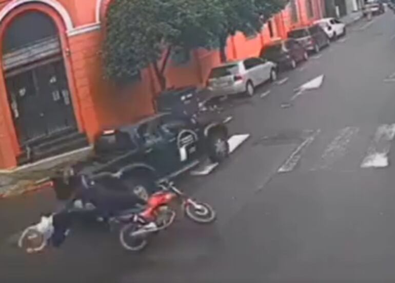 Momento del choque entre una camioneta estatal y la moto Bolt en Asunción.