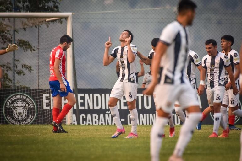 El atacante Roland Escobar celebra su tanto apuntando al cielo, el ex Ameliano se encargó de inaugurar el marcador. (Foto: APF)