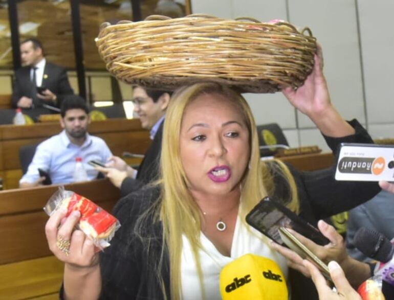 La diputada Graciela Aguilera(PLRA) con una canasta de chipa en la cabeza, en la sesión de la Cámara de Diputados.