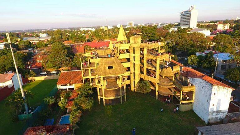 Una de las edificaciones más icónicas es la conocida como el "castillo" de Pindú. 