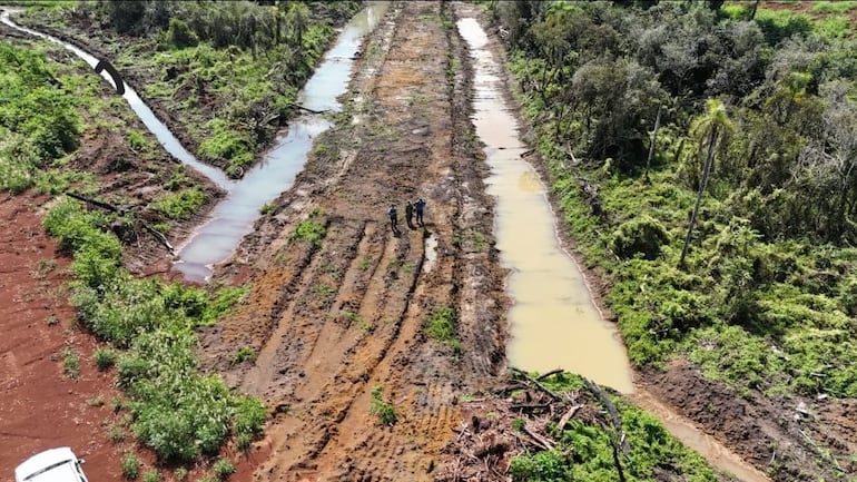 Técnicos del Mades, Infona y Senave encabezados por la fiscal especializada en delitos ambientales, Angelina Arriola, observan el impacto provocado por la canalización de aguas de un humedal que afecta al arroyo Guarapay, en Carlos Antonio López.