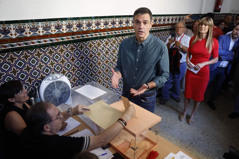 El presidente del Gobierno y candidato socialista a la reelección, Pedro Sánchez (c). Al fondo (de rojo) su esposa Begoña Gómez (d).