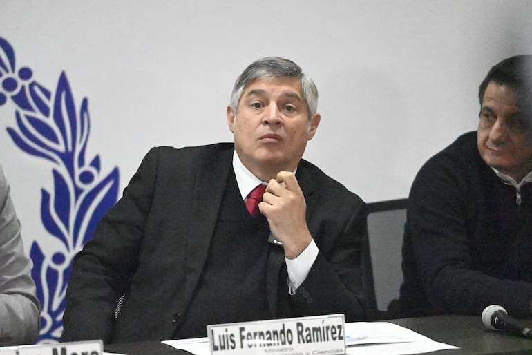 El ministro de Educación, Luis Ramírez, en una conferencia en el MEC. A su lado, el director general de Gabinete, Aníbal Zapattinni.