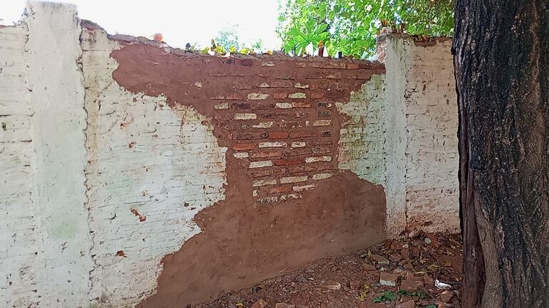 Los malvivientes hicieron un boquete en la muralla de la Escuela Básica Nº 251 “José Dolores González” entrar y llevar los compresores de aires acondicionados.