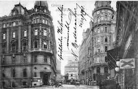 El Café Louvre en una postal de 1898. Su toldo se puede ver a la derecha, detrás del cartel de Josef Flamm.
