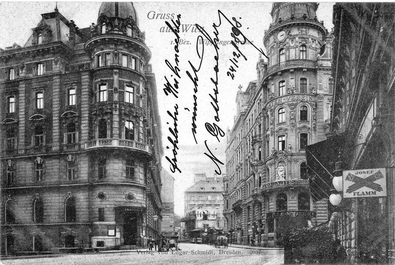 El Café Louvre en una postal de 1898. Su toldo se puede ver a la derecha, detrás del cartel de Josef Flamm.