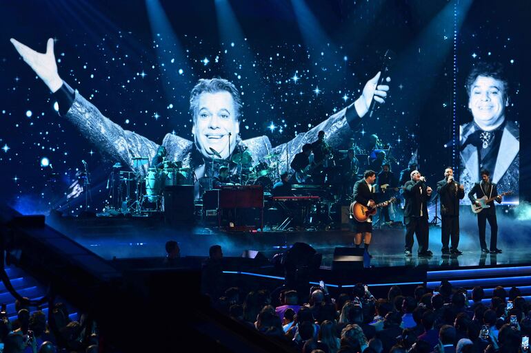 Momento del homenaje a Juan Gabriel con Leonel García y el grupo Reik.