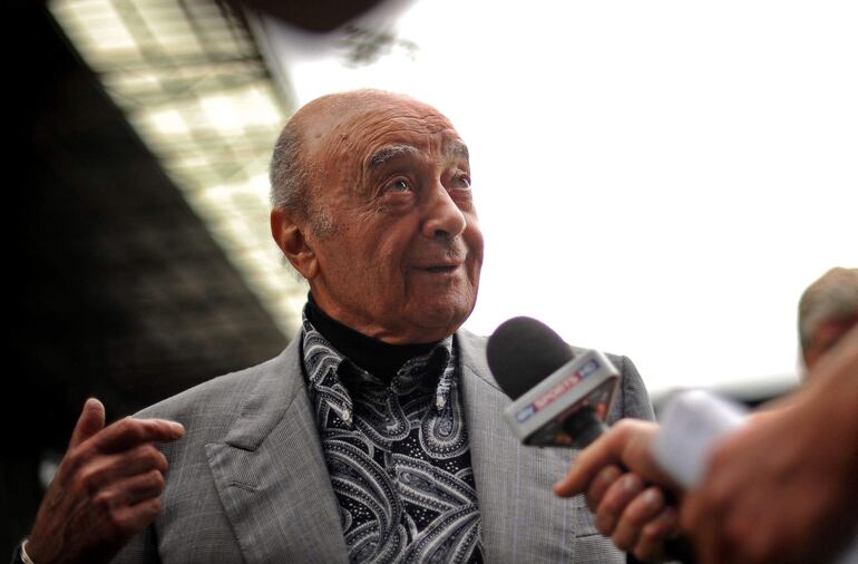 Mohammed Al-Fayed habla con los medios en el estadio Craven Cottage del Fulham en Londres el 3 de agosto de 2010. Decenas de mujeres de todo el mundo han acusado al difunto propietario de Harrods, Mohamed Al-Fayed, de agresión sexual, dijeron los abogados el 20 de septiembre de 2024, comparando las acusaciones con las que se formulan contra figuras caídas como el productor de Hollywood Harvey Weinstein