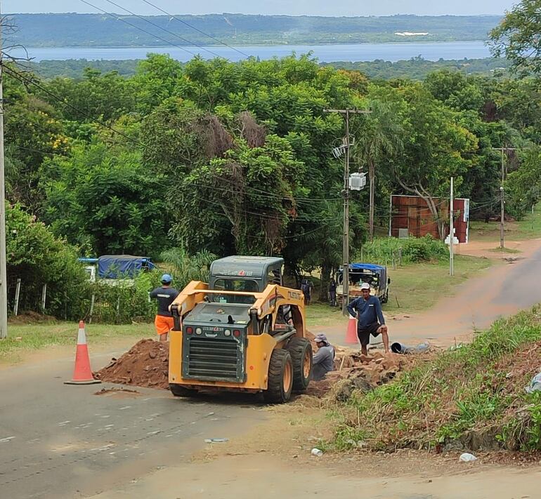 San Bernardino: calle del anfiteatro sigue en mal estado y Essap asegura que los trabajos que realizan son para el bien de la población