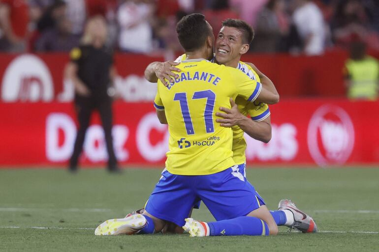 El centrocampista del Cádiz Gonzalo Escalante (i) celebra la victoria con un compañero, al término del partido de Liga en Primer División que Sevilla FC y Cádiz CF han disputado este miércoles en el estadio Ramón Sánchez-Pizjuán.