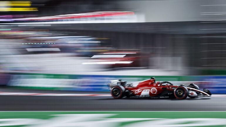 El Ferrari del monegasco Charles Leclerc durante la qualy del Gran Premio de Las Vegas en el circuito callejero de la ciudad de Las Vegas, en Estados Unidos.