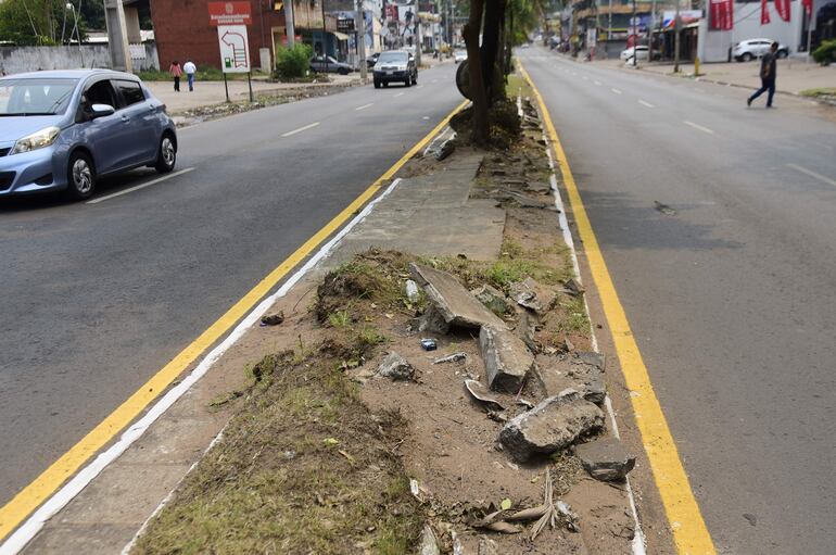 Escombros en paseo central de Fernando de la Mora. Según la Comuna, será arreglado. 