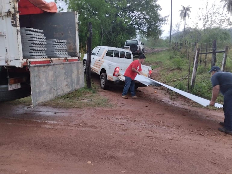 SEN asiste a familias afectadas por temporal en Acahay.