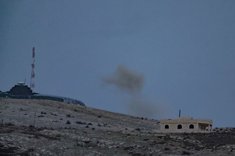 Golan Heights (---), 07/12/2024.- - El humo se eleva tras un bombardeo israelí junto a una base de la ONU en el lado sirio de la frontera, visto desde los Altos del Golán, anexionados por Israel, el 7 de diciembre de 2024. El ejército israelí dijo que un ataque fue llevado a cabo por individuos armados en un puesto de la ONU en el área de Hader en Siria, y que Israel estaba ayudando a las fuerzas de la ONU a repeler el ataque. (Siria) EFE/EPA/ATEF SAFADI