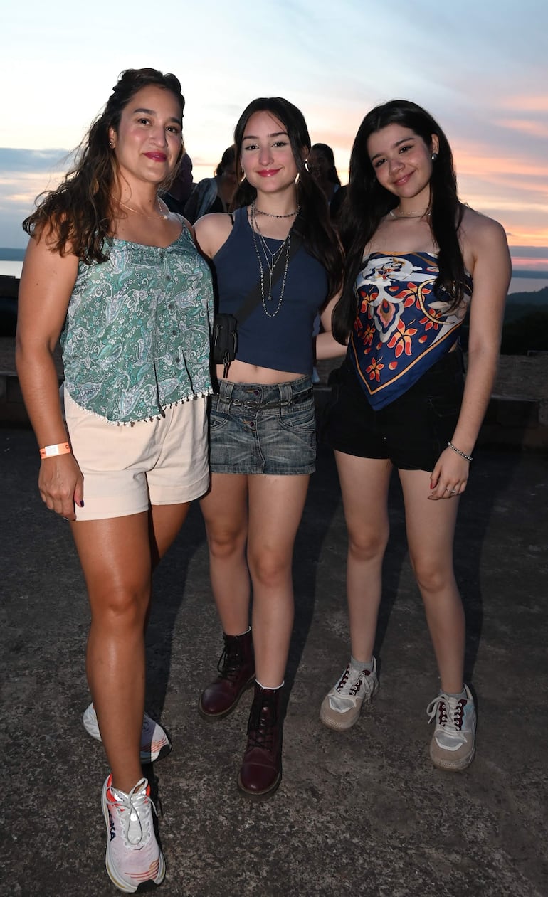 Rossana Villalba, Gabriela Ascurra y Valentina González.