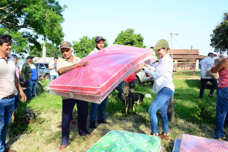 Con dinero de los contribuyentes se compraron los kits para ayudar a damnificados por la crecida del río Tebicuary en María Antonia.