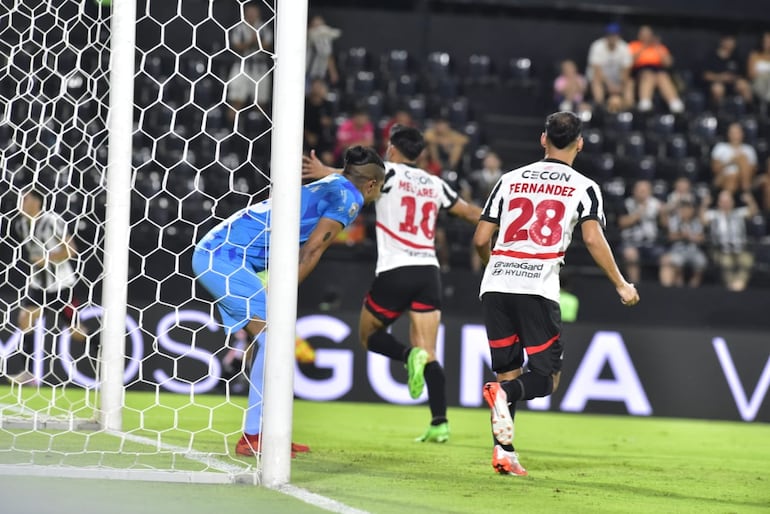 Los futbolistas de Libertad celebran un gol en el partido frente a Sportivo Ameliano por la quinta fecha del torneo Apertura 2025 del fútbol paraguayo en el estadio La Huerta, en Asunción, Paraguay.