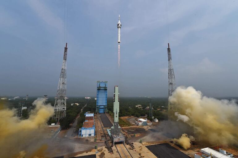 La aparición este martes frente a las cámaras de televisión de los cuatro astronautas que tripularán la primera misión al espacio de la India, conocida como Gaganyaan, prevista para el año que viene, provocó enseguida una pregunta: ¿por qué no hay mujeres?