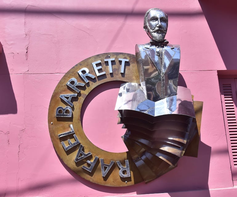 La escultura de la figura de Rafael Barrett está ubicada sobre la calla Abay, casi Independencia Nacional.