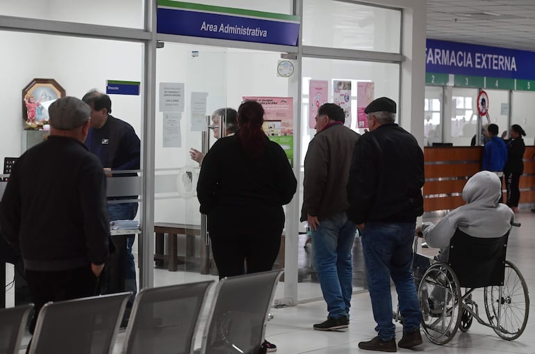 Jubilados y Pensionados del Instituto de Previsión Social (IPS) acudieron a realiar la validación presencial de la fe de vida en el Hospital 12 de junio, el lunes 26 de agosto.