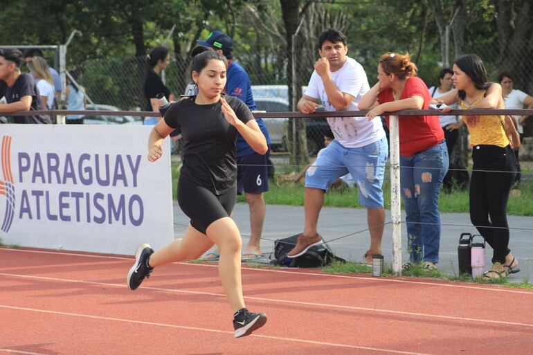 Jóvenes corrieron en la competencia