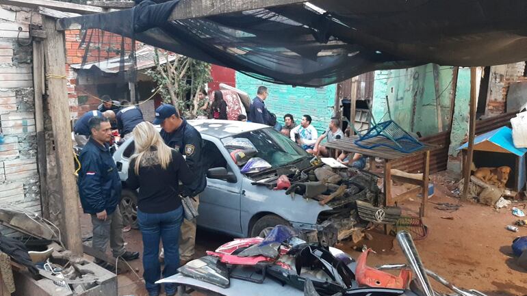 Varios detenidos en allanamiento en un desarmadero.