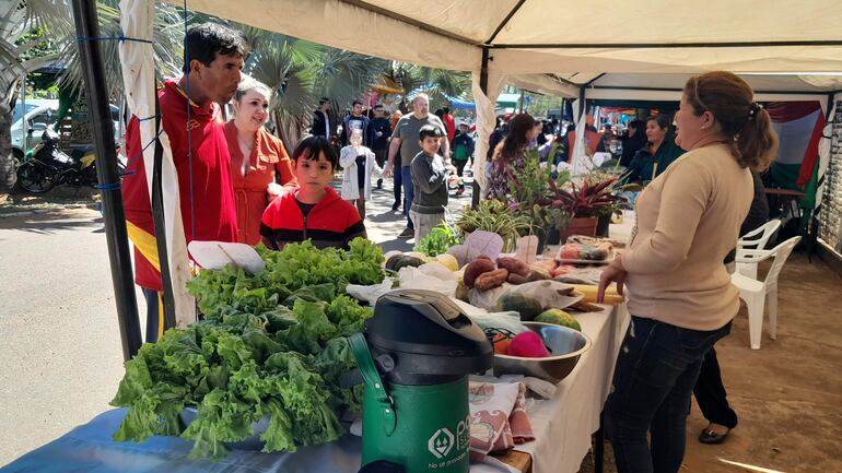 Los productores frutihortícola de Nueva Italia ofertaron sus mejores productos durante los festejos por los 67 años de distritación.