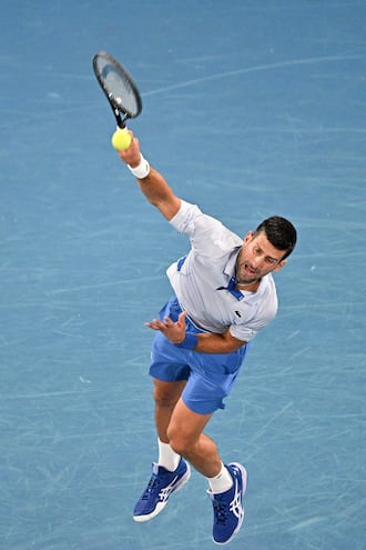 El serbio Novak Djokovic, número 1 del mundo, venció ayer al francés Adrián Mannarino y avanzó a cuartos de final.