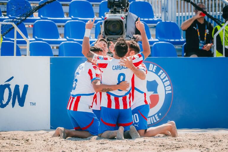 Los jugadores de la selección de Paraguay festejan un gol en el partido frente a Perú por la quinta y última fecha del Grupo B de la Copa América 2025 en el Arena Cavancha, en Iquique, Chile.