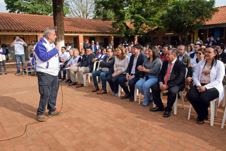 Emotivo discurso del doctor Isaías Fretes, durante la apertura de la atención gratuita enSan Juan Nepomuceno.