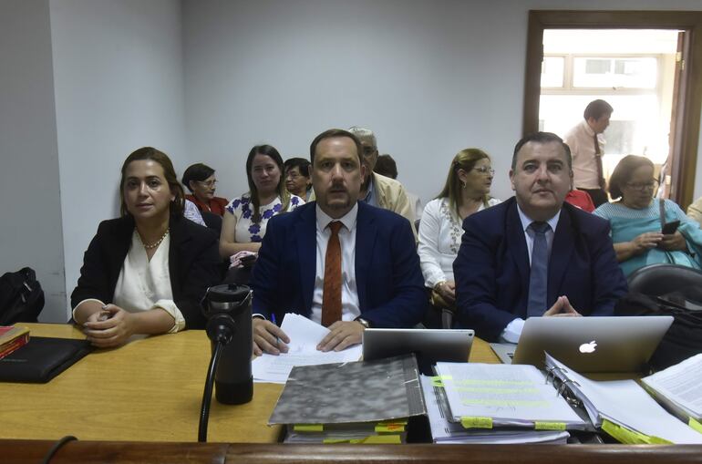 Fiscales Elena Fiore y José Martín Morínigo, junto al abogado querellante Rodrigo Yódice (d.). 