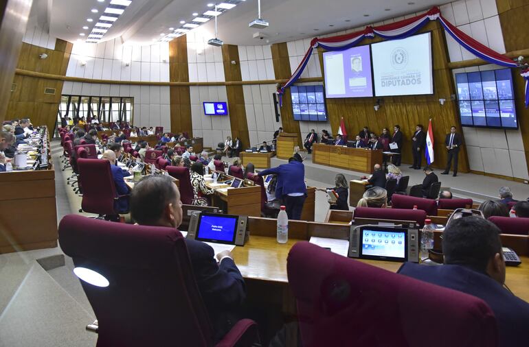 Todos los funcionarios de la Cámara de Diputados tendrán asueto a el Miércoles Santo, para poder quedarse a compartir con ka familia toda la Semana Santa.