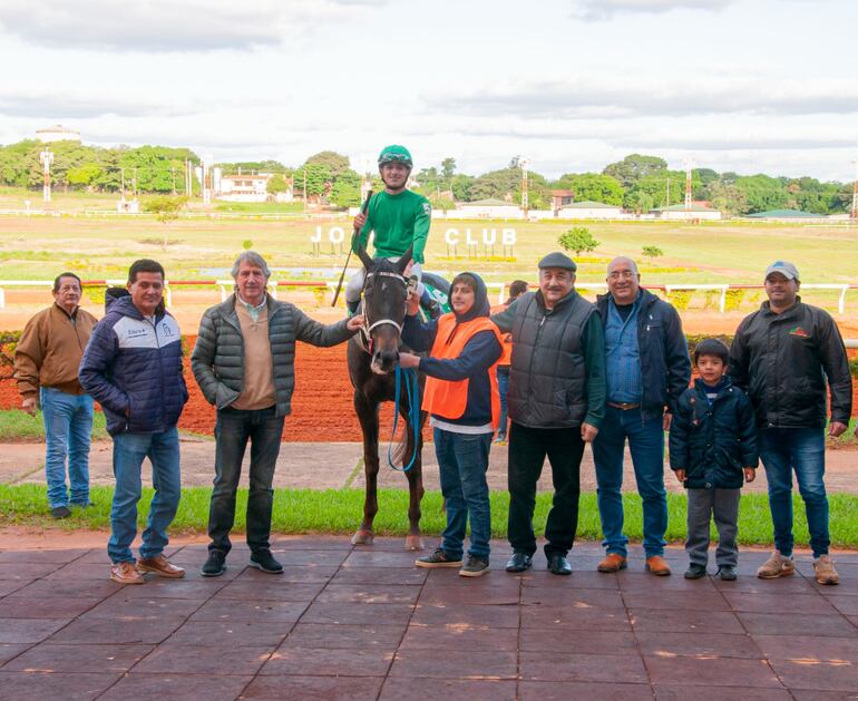 Costa Gala del stud 22 de Septiembre, abrió la jornada dominguera visitando el "pesaje".