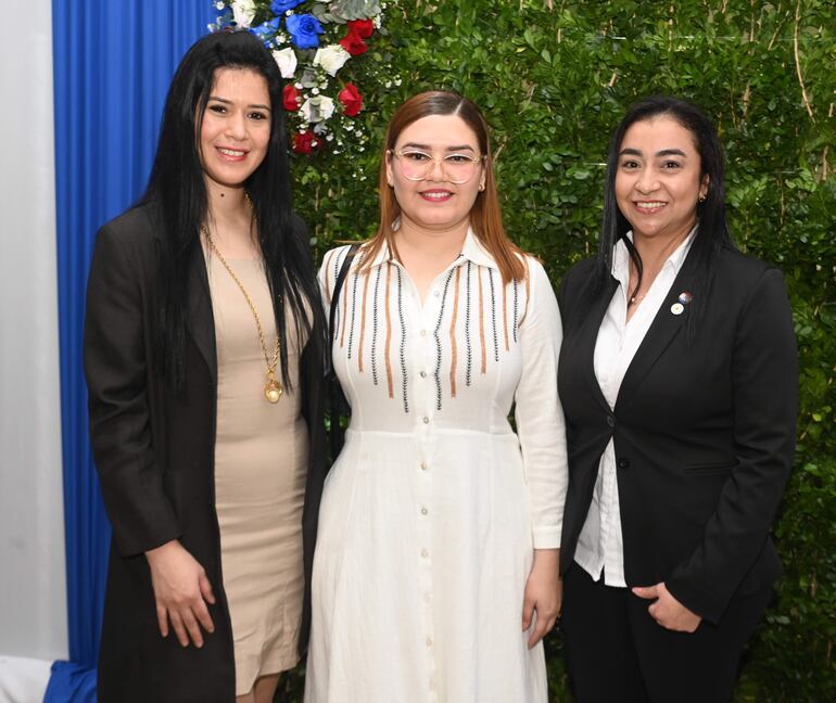 Lorena Escobar, Camila de Chang y Angelina Jara.