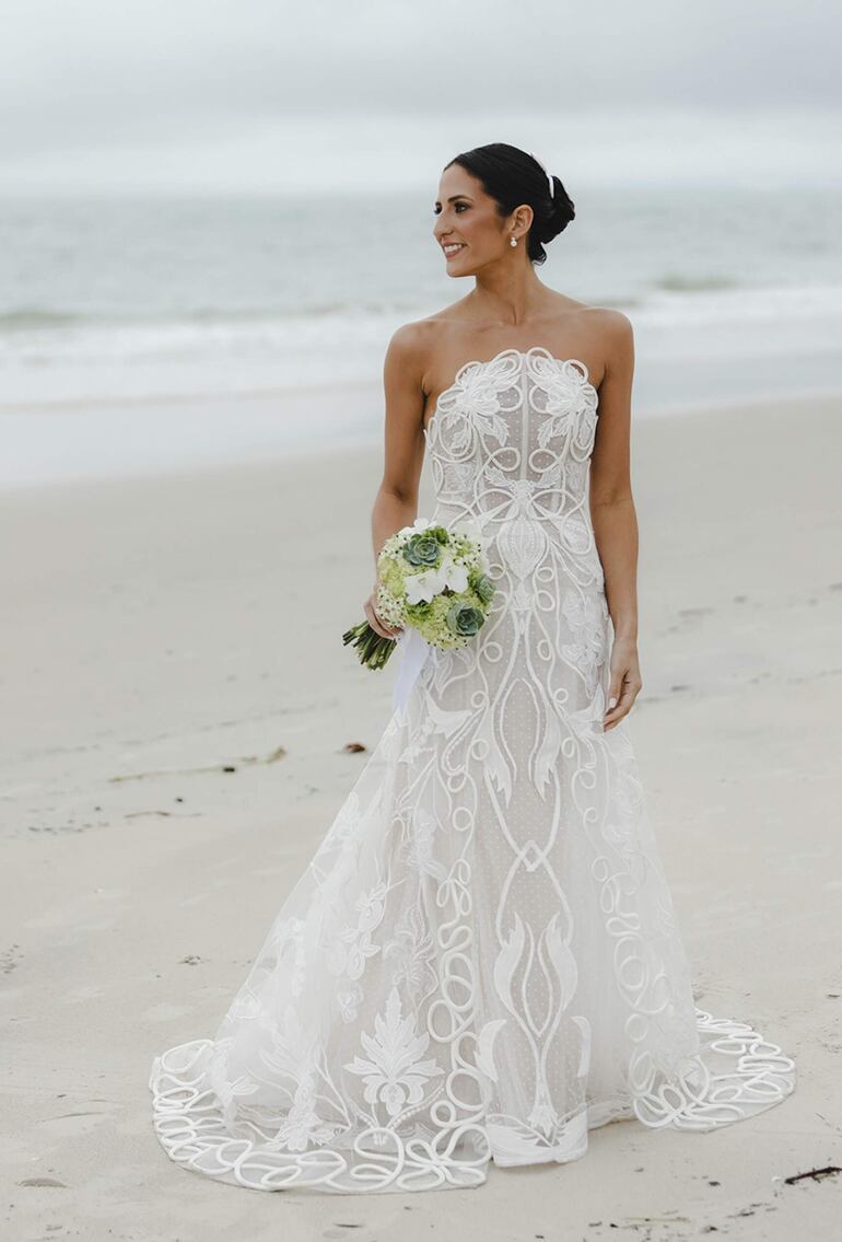 La novia lució un elegante vestido muy moderno confeccionado por la diseñadora Stephanie Gosling.