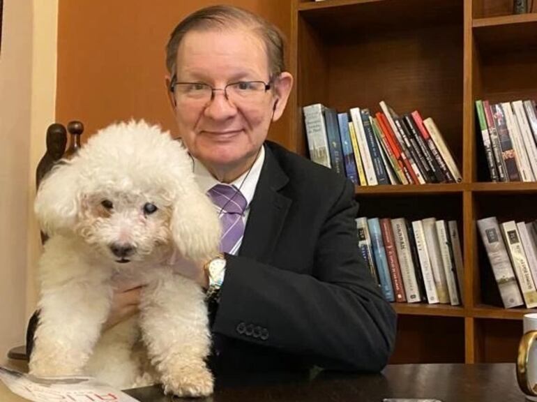 Carlos Martini y Tommy, en una postal tomada hace solo unas semanas. Hoy, el perrito se despidió de este mundo provocando gran tristeza en el corazón del periodista.