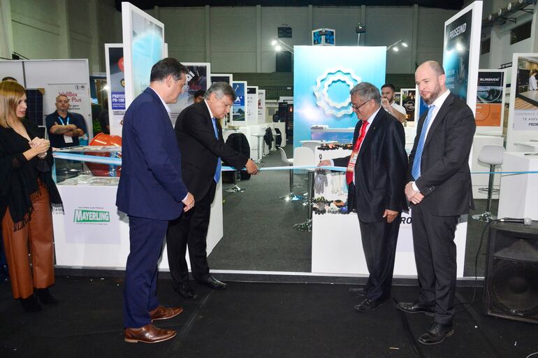 El embajador de Argentina, Óscar Domingo Peppo, y Édgar Robinson, entre otros, en la inauguración del  Pabellón Argentina, en Constructecnia.