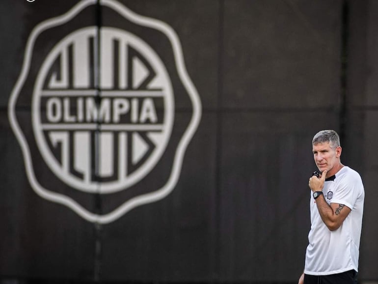 El argentino Martín Palermo, entrenador de Olimpia, observa el entrenamiento del plantel en la Villa Olimpia, en Fernando de la Mora, Paraguay.