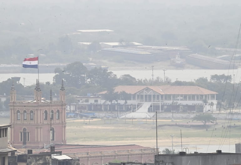 La contaminación ambiental y la exposición a polvos, humos o sustancias químicas, son factores de riesgo para la EPOC. 