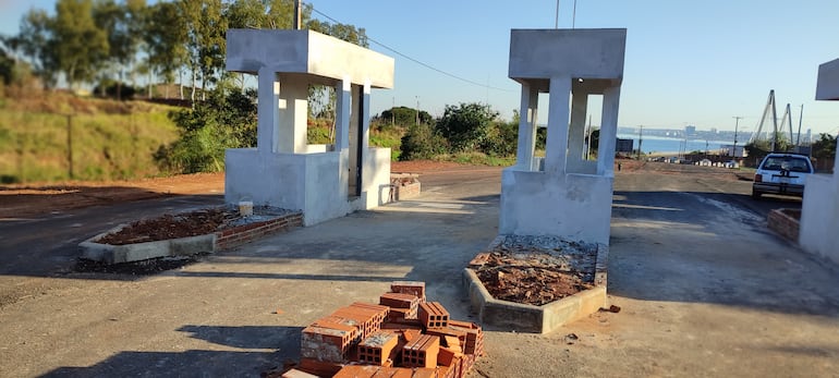 Estas son las casillas construidas con recursos privados en la futura vía de acceso al puente internacional. Al fondo se ve la majestuosa pasarela, acogotada por la invasión de “paseros” de ambas orillas.